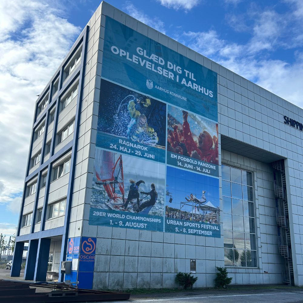 Facadebanner på bygning i storformat