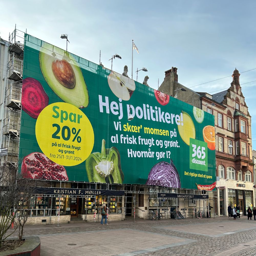 Stort mesh-banner med reduceret vindpåvirkning