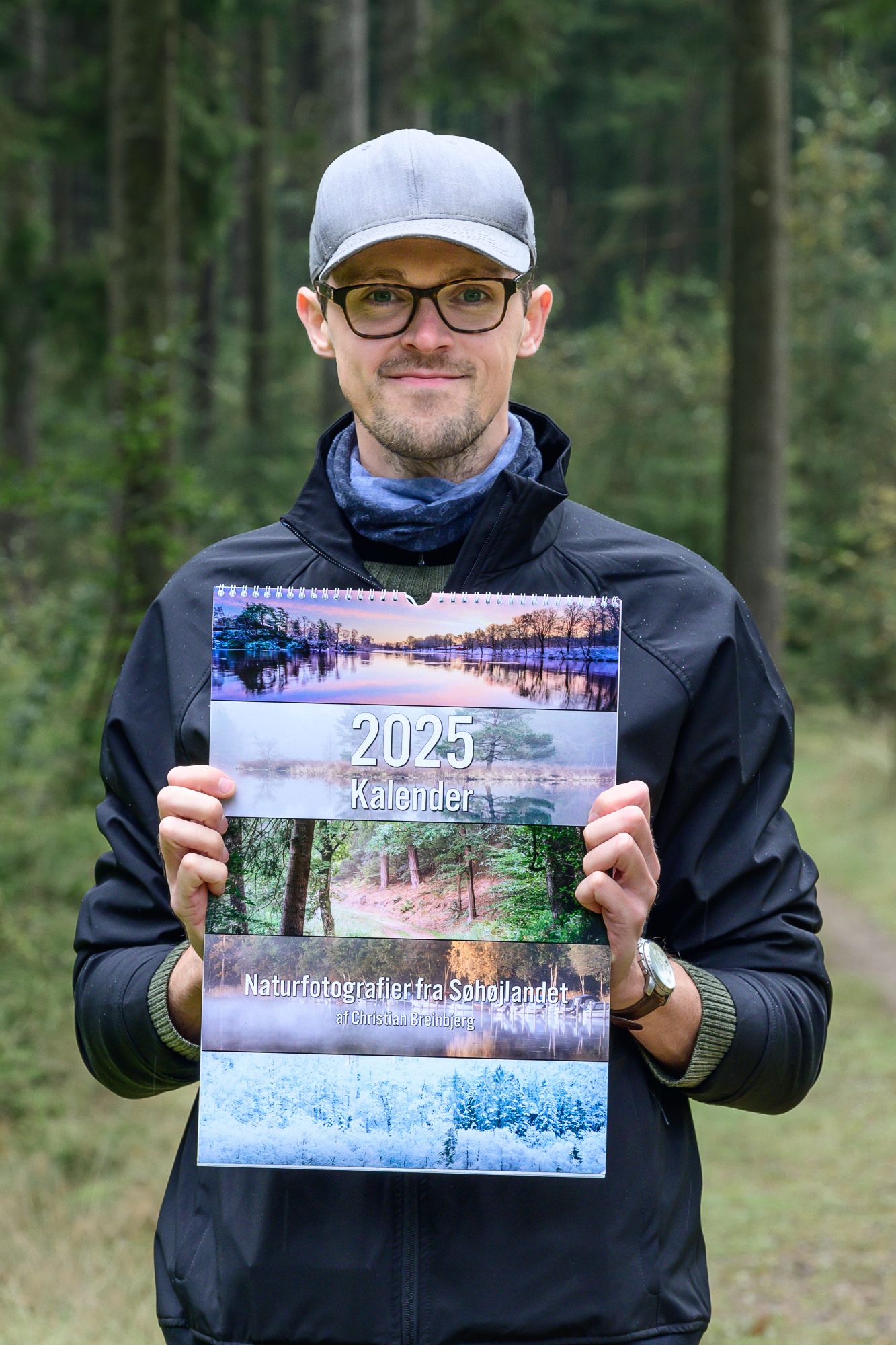 Christian Breinbjerg med hængekalender trykt hos Skejby Trykkeri