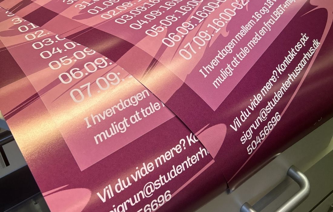 Professionel plakat med farvetryk ophængt i moderne kontor